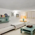 Camilla, Villa *